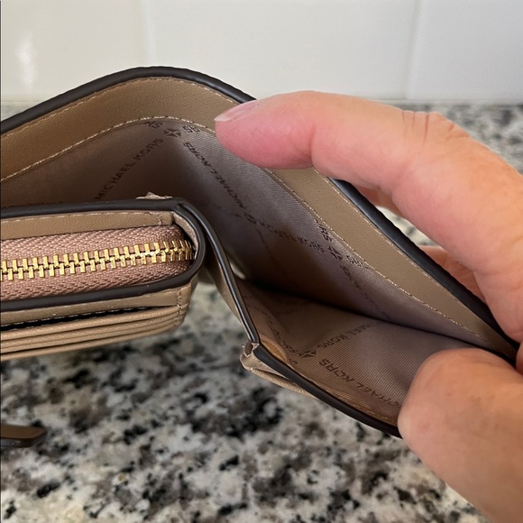 MK Wallet - Picture 5 of 5